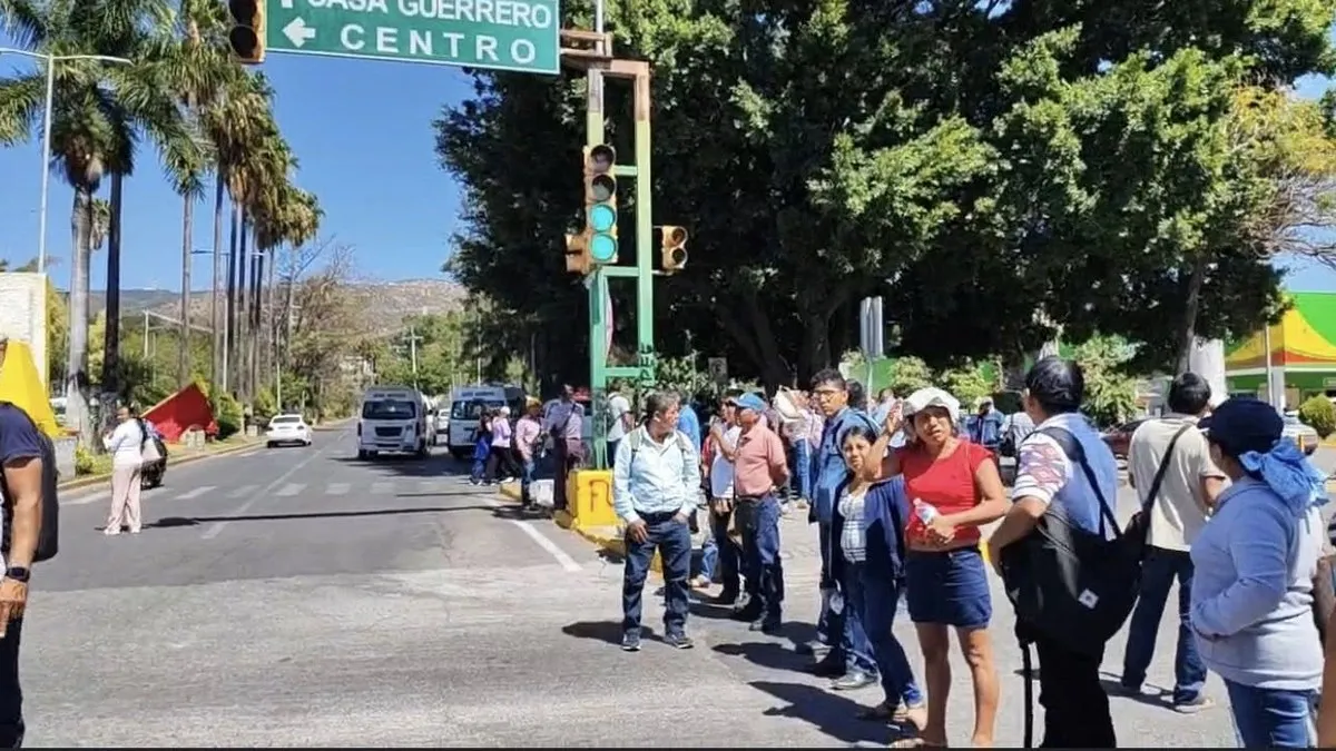 Cierran avenida Ruffo Figueroa en Chilpancingo por falta de docentes en primarias