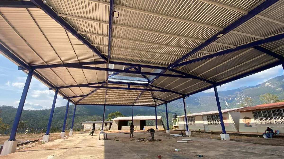 Chilpancingo: construyen techado en primaria de La Esperanza