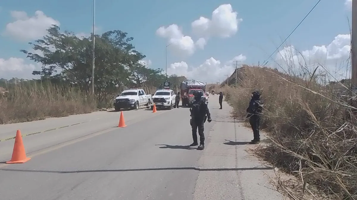 Hallan cuerpo envuelto en sábana en el libramiento de Ometepec