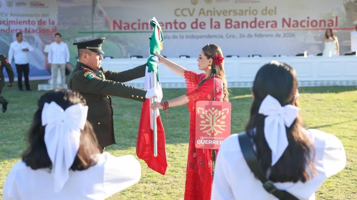 Evelyn Salgado encabeza en Iguala ceremonia por el Día de la Bandera