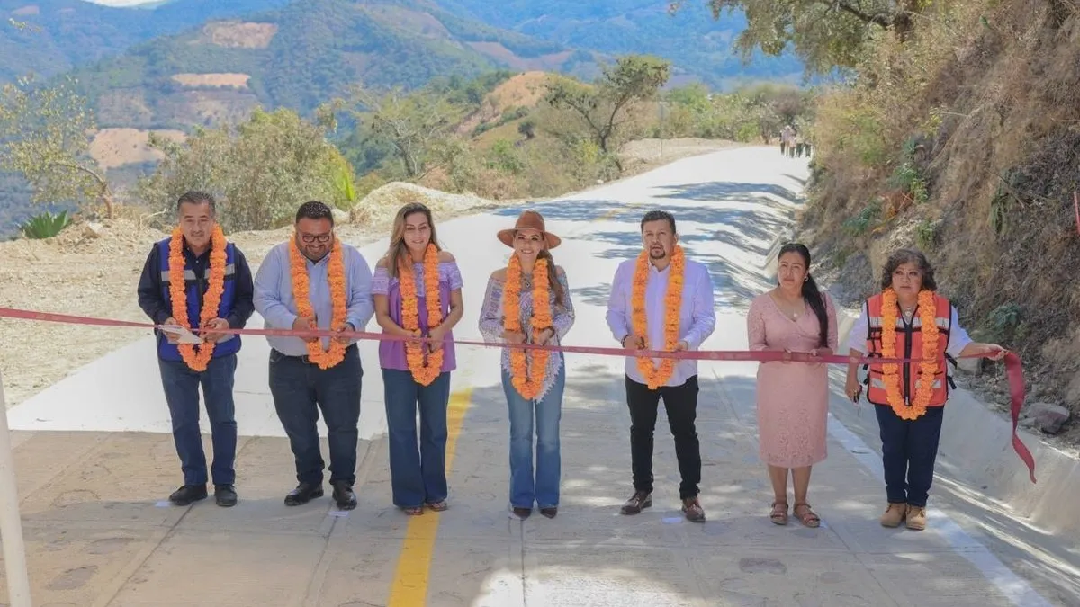 Inaugura Evelyn Salgado primer camino artesanal en la Sierra de Guerrero