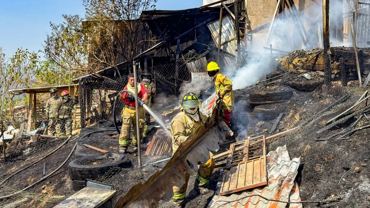 Controlan bomberos de Chilpancingo incendio en la Moises Castillo