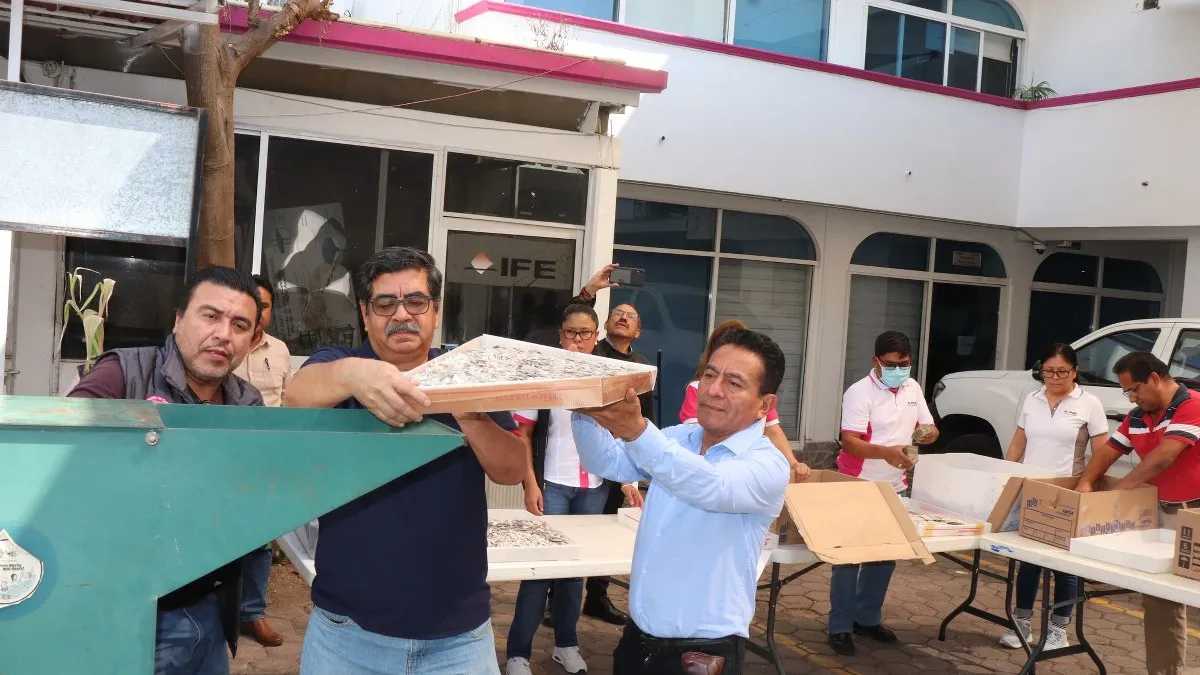 INE destruye más de 32 mil credenciales en Guerrero