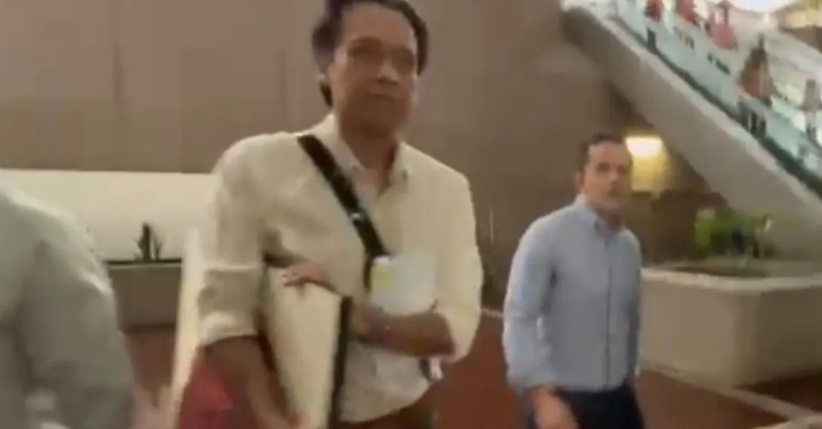 Marx Arriaga deja la SEP tras recibir oficio; termina encierro de más de 100 horas