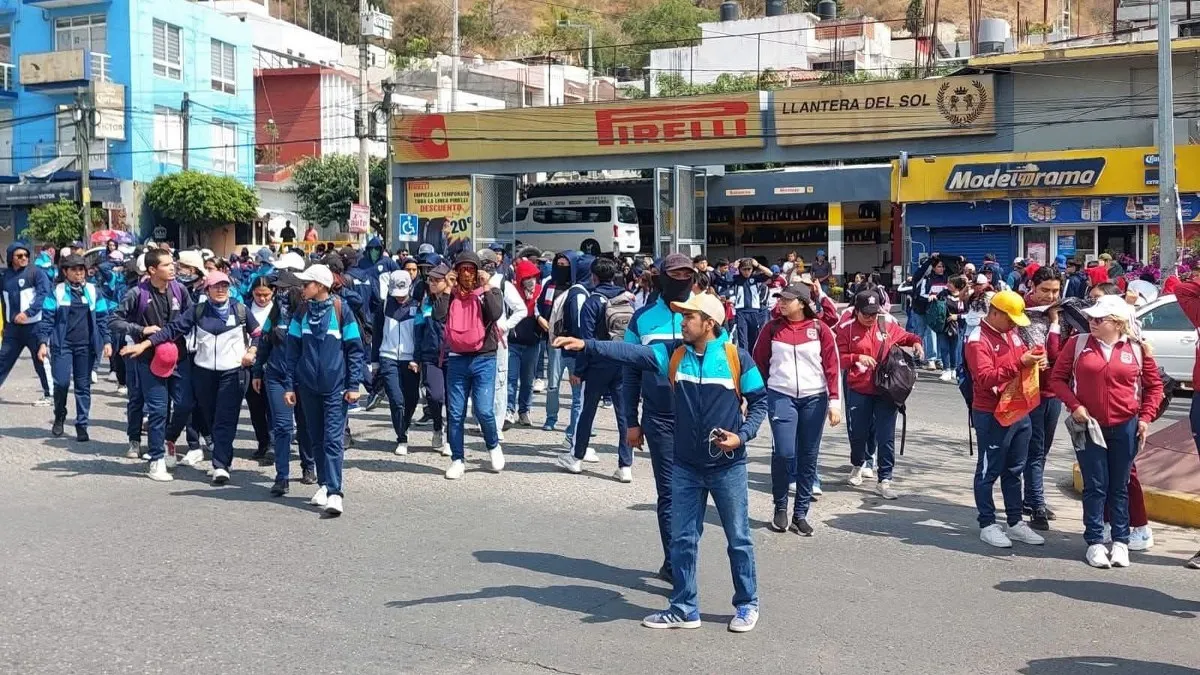 Normalistas toman Finanzas en Chilpancingo; retienen a trabajadores