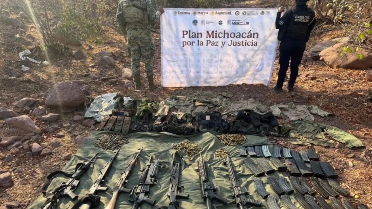 Armas del narco incautadas en Michoacán.