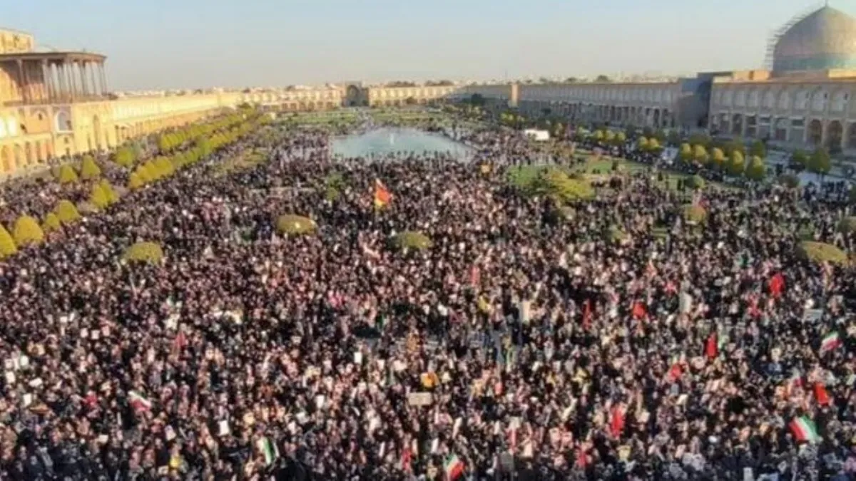 Miles de personas se congregaron portando retratos del dirigente y banderas nacionales.