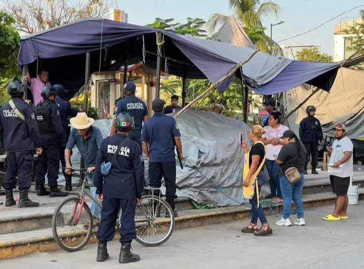 Policías intentan desalojar a vendedoras del mercado de San Marcos