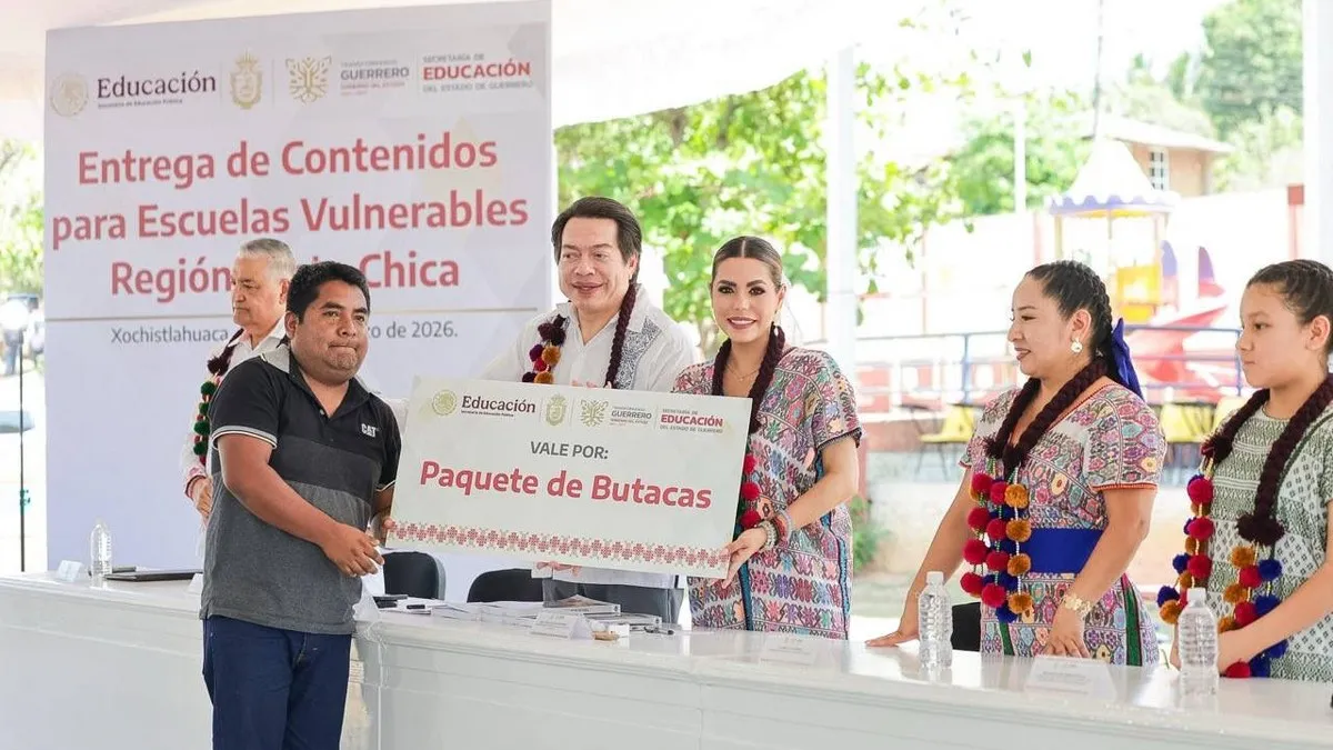 Evelyn Salgado entrega libros en lengua materna a 599 escuelas de la Costa Chica