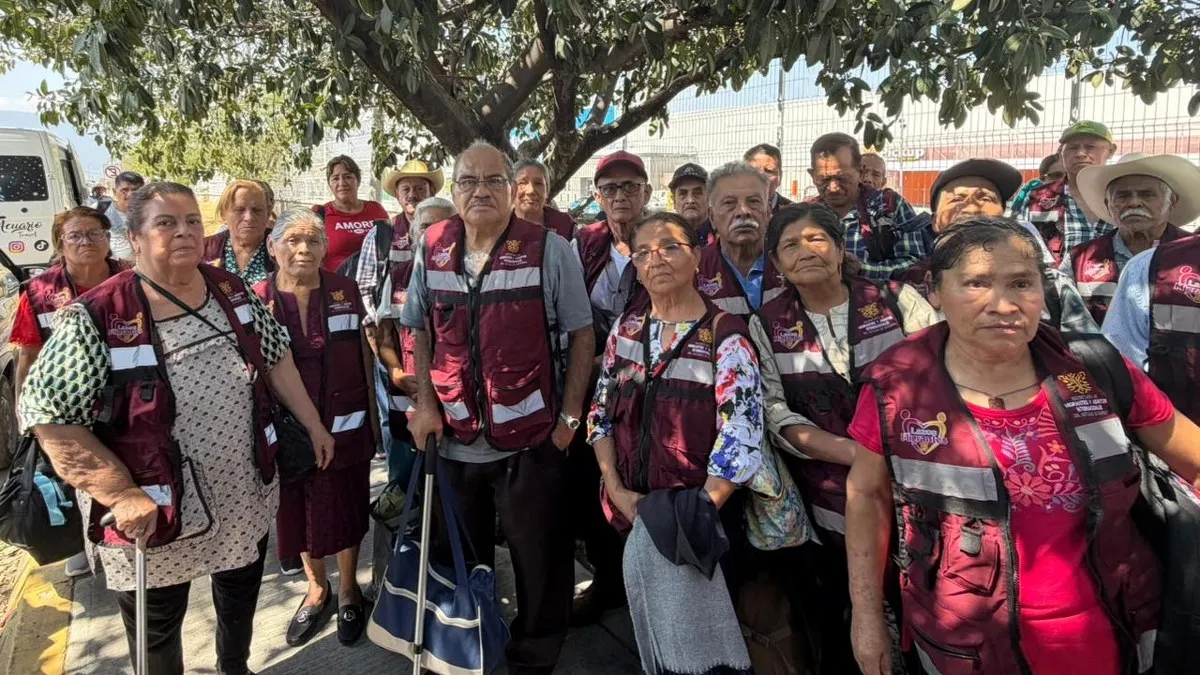 Viajan 60 adultos mayores de Guerrero a CDMX para iniciar trámite de visa de EU