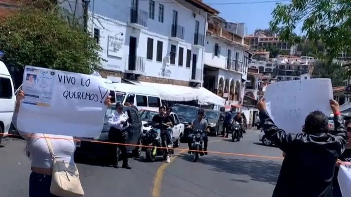 Familiares bloquean avenida en Taxco para exigir localizar a joven de 25 años