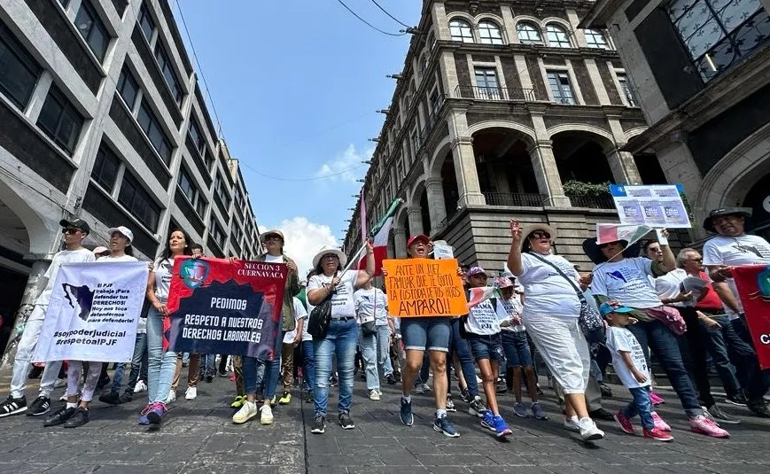 Marchan cientos en Morelos contra desaparición de fideicomisos del Poder Judicial Federal