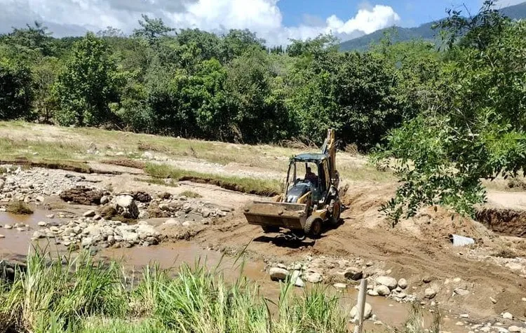 Gobierno de Guerrero avanza en restablecimiento de carreteras dañadas por ‘Max’
