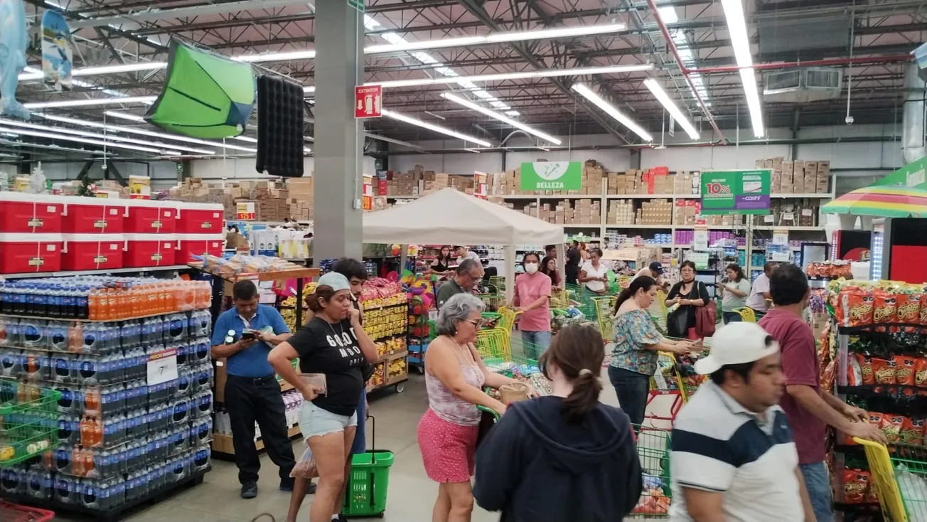 Realizan compras de emergencia en Acapulco ante inminente llegada de Otis