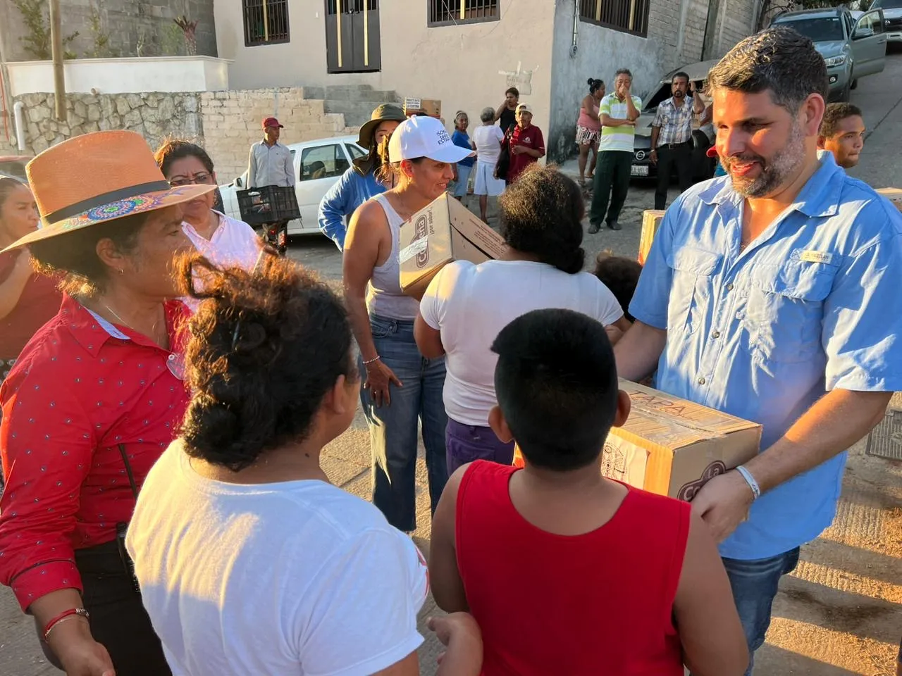 Entrega asociación de Ebrard más de dos mil despensas en colonias de Acapulco afectadas por Otis 