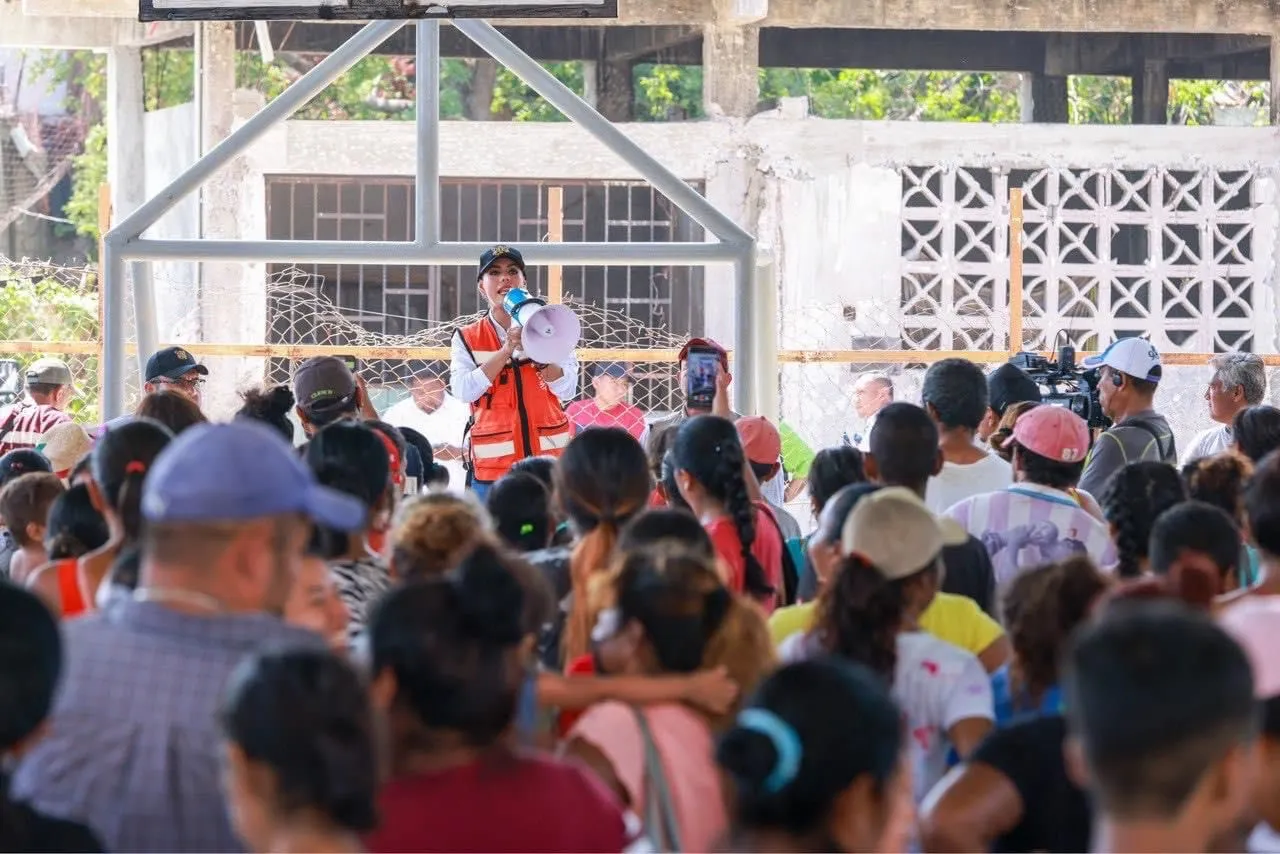 Lleva Evelyn las brigadas integrales a damnificados de la zona rural de Acapulco 