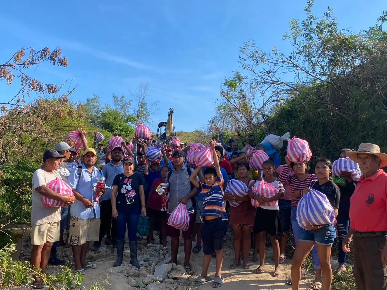 Instala Yoloczin un comedor comunitario en El Veladero para las familias damnificadas 