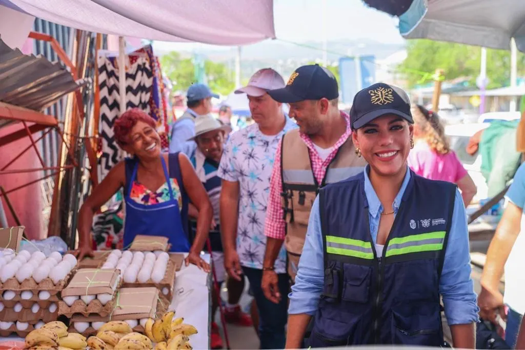 Entrega Evelyn 25 calles liberadas de escombros; se compromete a seguir brigadas 