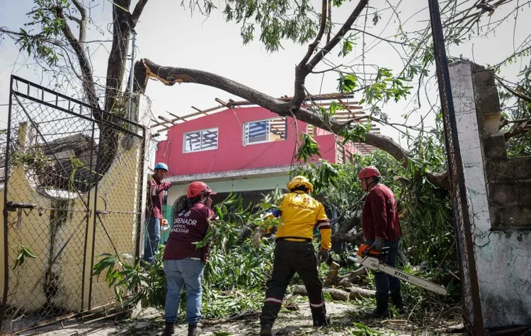 ¿Cuáles son las fechas de pago de los $8 mil para limpieza por Otis?