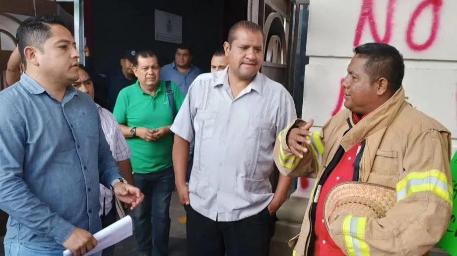 Reciben funcionairos las solicitudes de bomberos que protestaban en el Ayuntamiento
