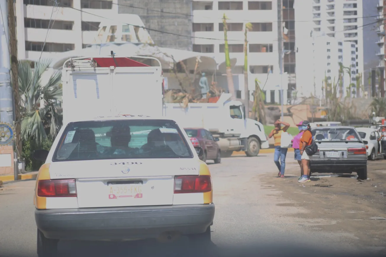 Aumenta el pasaje en la zona de desastre en Acapulco