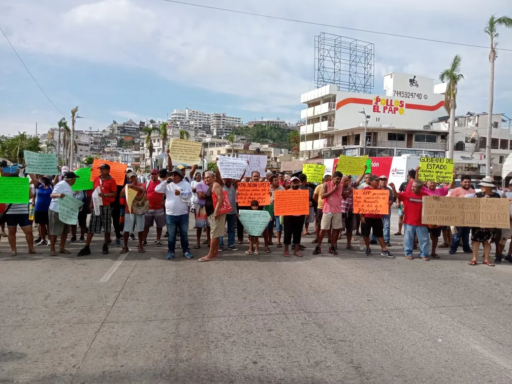 Pescadores y buzos bloquean la Costera frente al zócalo para exigir pagos
