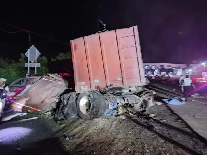 Tráiler se queda sin frenos y choca contra caseta de La Venta; dos muertos