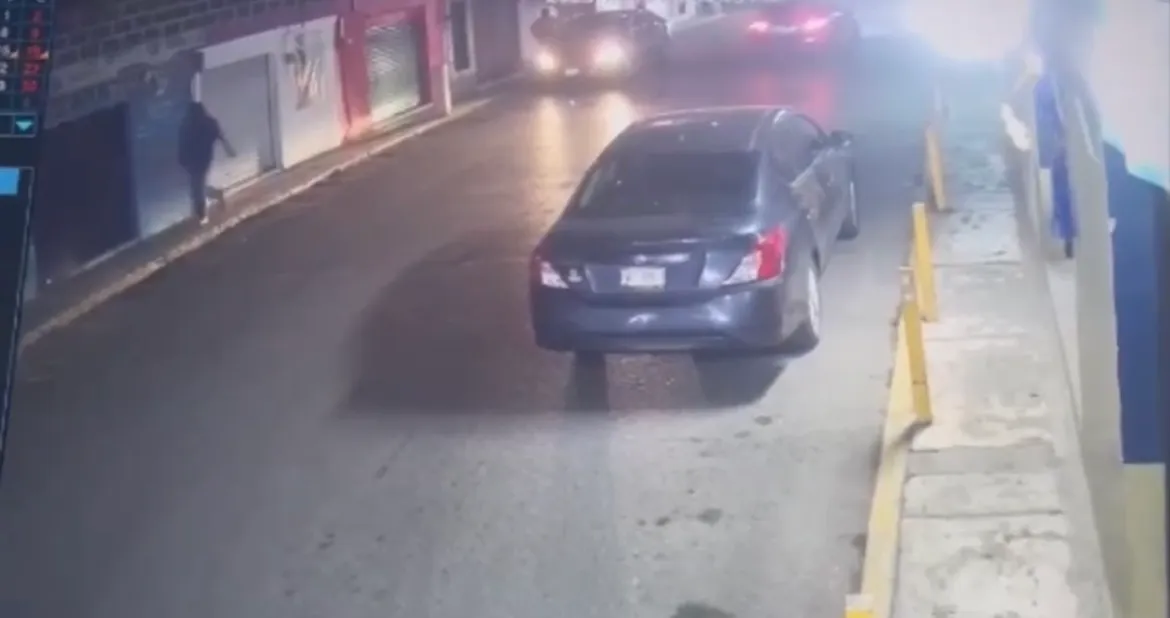 Captan en video el robo de un auto a punta de pistola en Jiutepec, Morelos