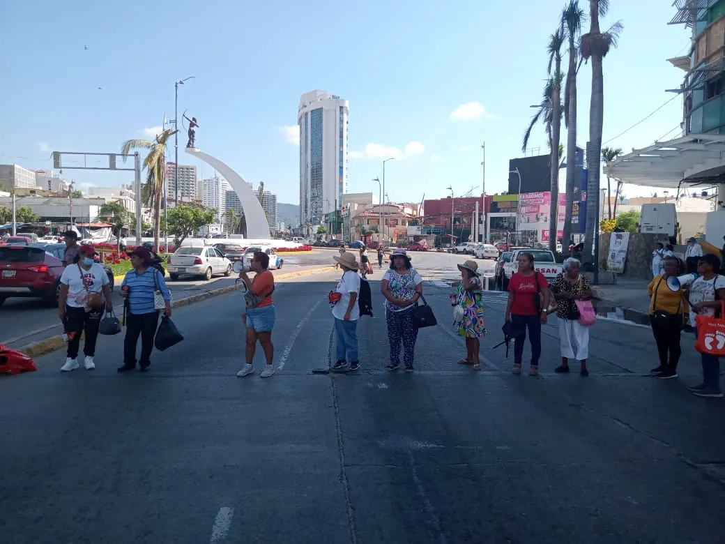 Jubilados del ISSSPEG bloquean la Costerea para exigir el pago de sus aguinaldos