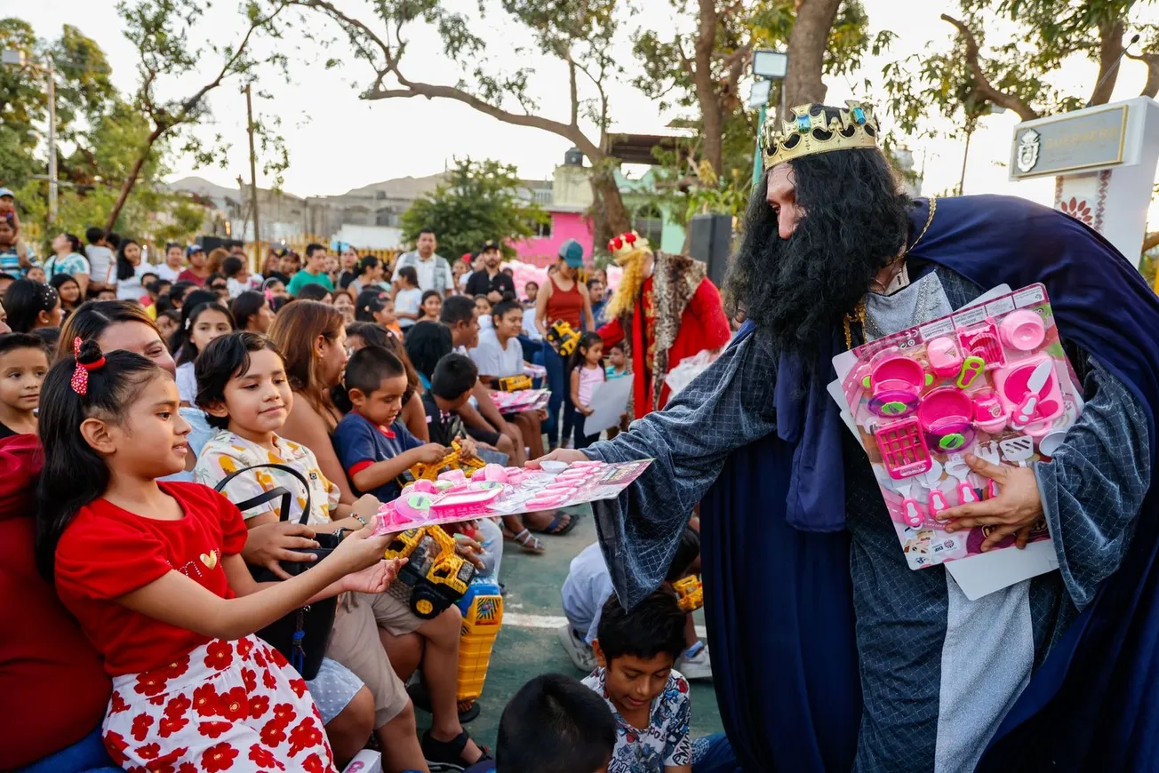 Llega la magia del Día de Reyes a las colonias afectadas por el huracán en Acapulco 