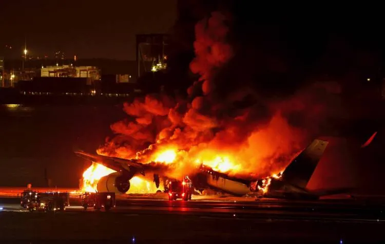 VIDEO: Mueren cinco por choque de aviones en aeropuerto de Tokio