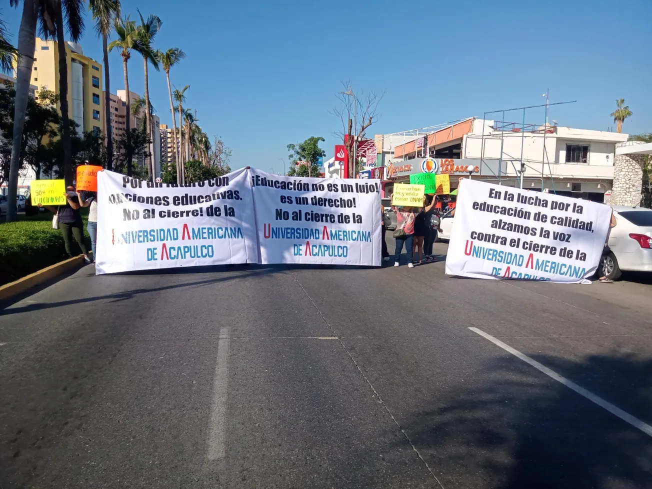 Padres de la preparatoria Americana bloquean la Costera; exigen clases presenciales
