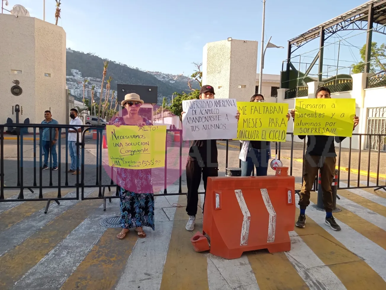 Protestan comerciantes y opositores al hospital del ISSSTE en mañanera de AMLO en la Base Naval 