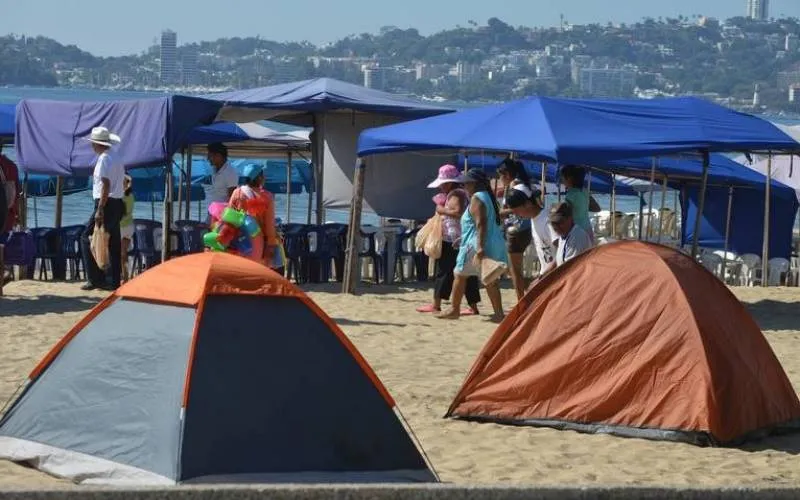 Acapulco: prohíben acampar en la arena durante las vacaciones