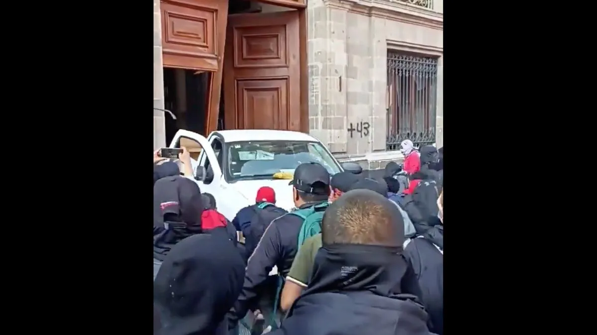 Atiende la Segob a familiares de los 43 tras irrupción violenta en Palacio Nacional