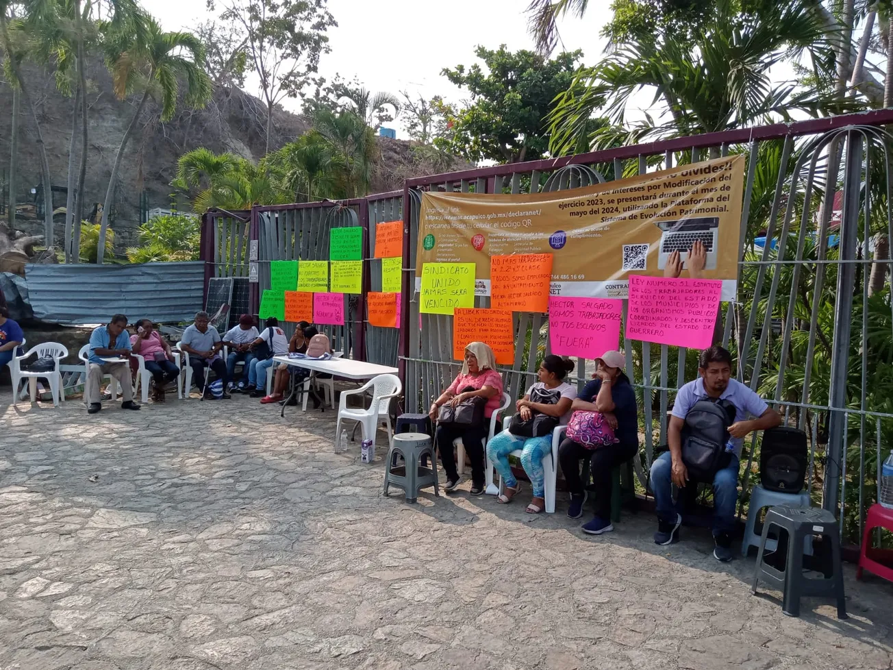 Trabajadores sindicalizados cierran el Ayuntamiento para exigir dos días de descanso