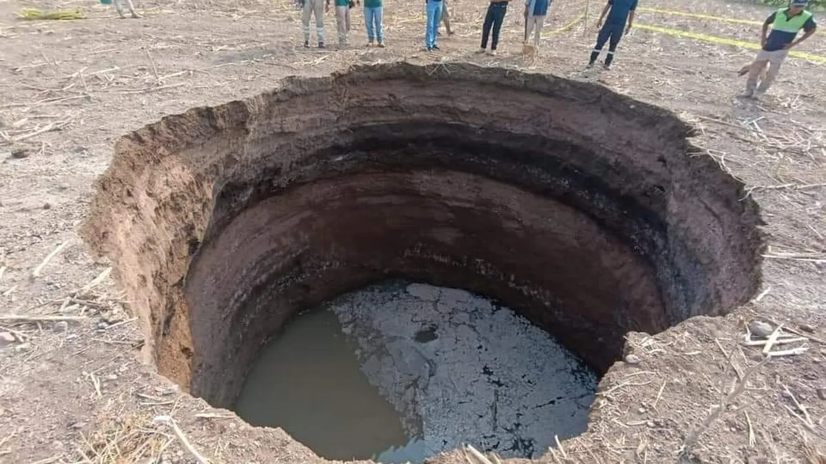 Guerrero: se abre enorme socavón en un campo de cultivo en Tlapa